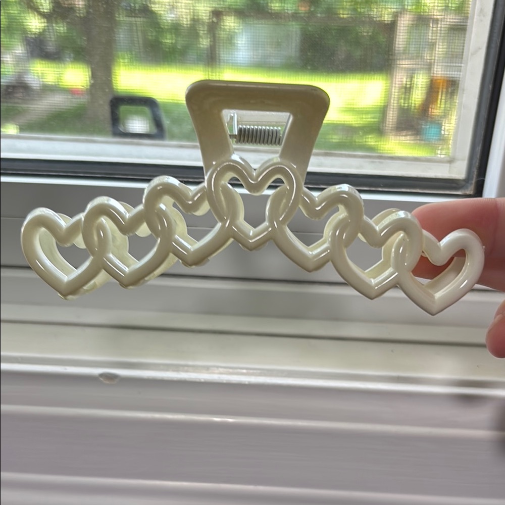 Ardene Cream Heart Chain Hair Clip